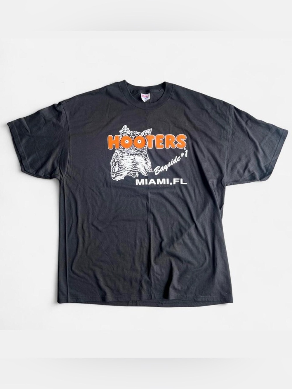 Vintage late 90’s early Y2K Hooters Miami FL t-shirt size XXL dead stock